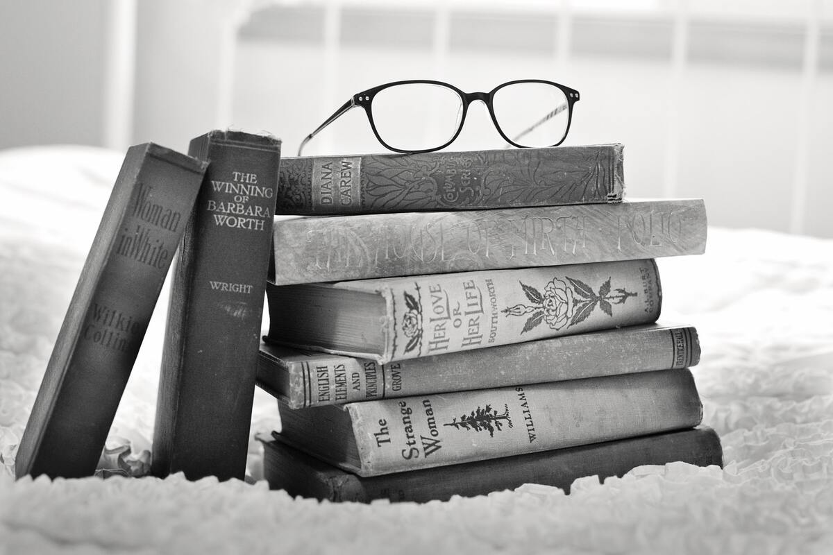 книги, очки, черно белые