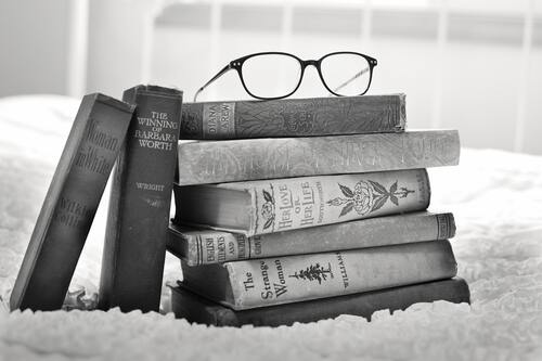 книги, очки, черно белые